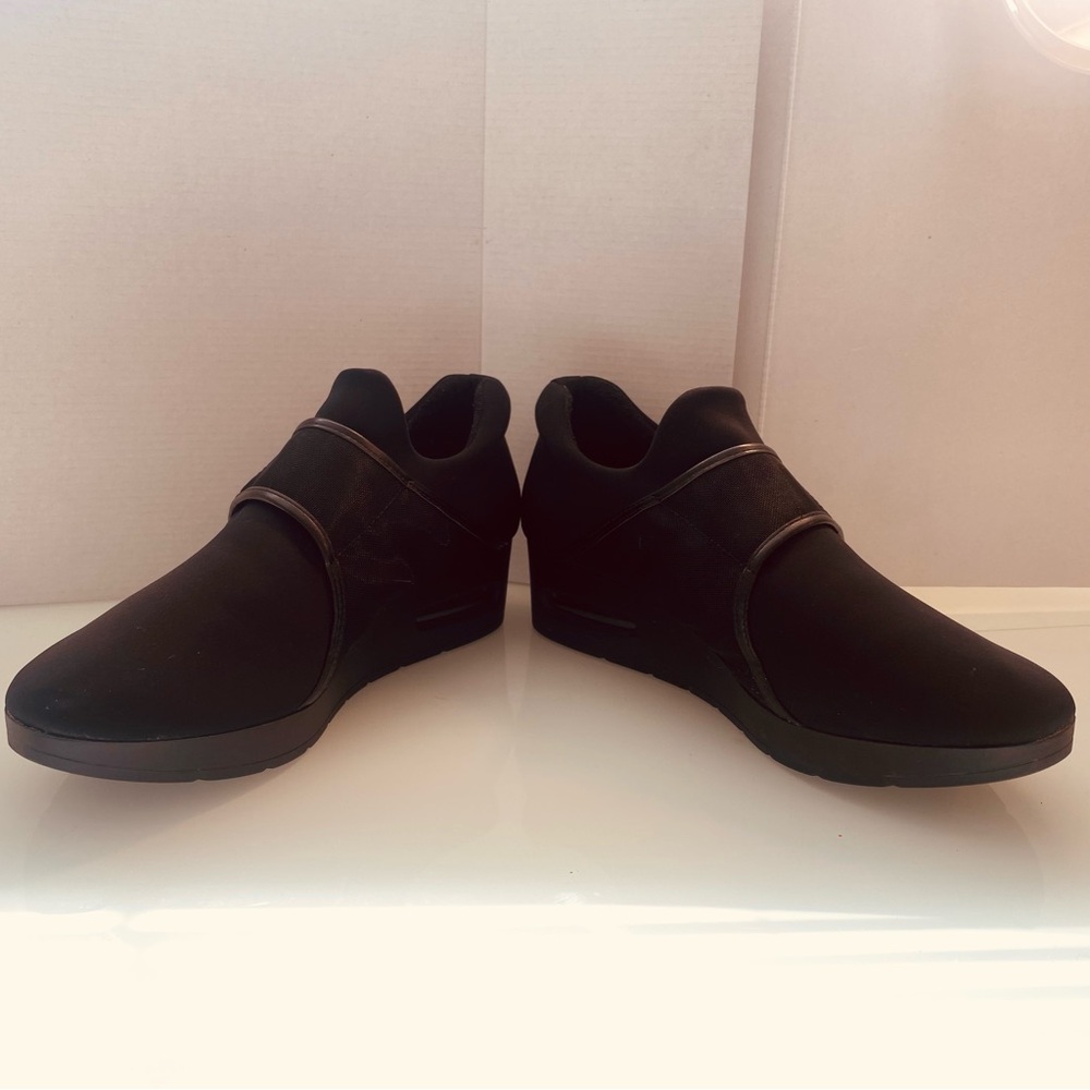 DKNY Black Athletic Shoes with Textured Knit Upper Size 9.5M - Picture 3 of 9